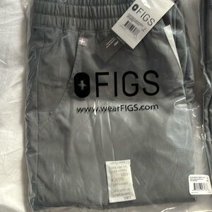 Figs high waisted Zamora joggers and Figs Catarina slim scrub top - both in gray